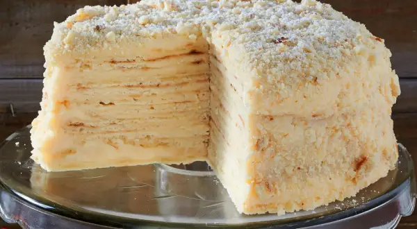 Schichtkuchen mit vielen dünnen Teigplatten und cremiger Füllung, bestreut mit Krümeln. Ein köstlicher Napoleon Torte.