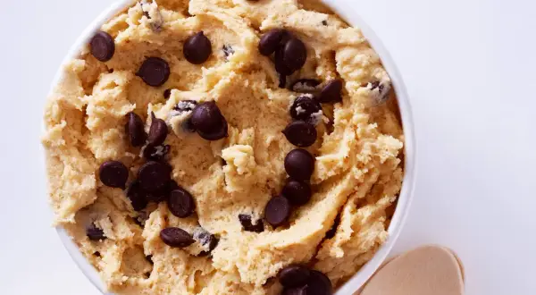 Schüssel voller leckerem Cookie Dough Rezept mit Schokostückchen. Perfekt zum Naschen oder Backen.