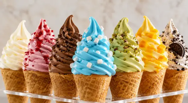 Bunte Softeis-Sorten in Waffeln, von Vanille bis Schoko, mit Toppings. Perfekt, um eisbindemittel selber machen zu lernen!