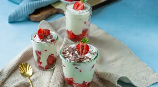 Leckere Quarkspeise mit frischen Erdbeeren und Schokostreuseln in Gläsern, ein einfaches Rezept für den Sommer.