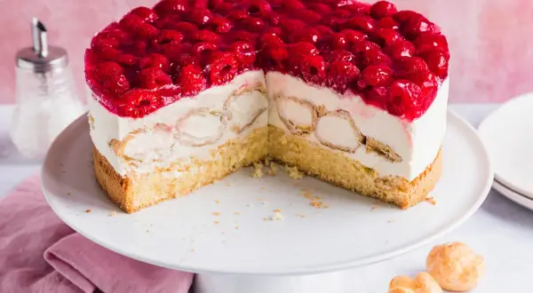 Eine köstliche Windbeutel Torte mit frischen Himbeeren und Sahne. Ein Traum für jeden Kuchenliebhaber!