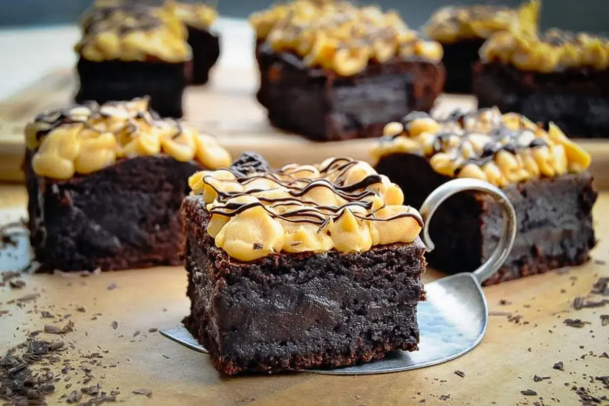 Saftige schoko brownies mit cremiger Topping und Schokodrizzle, verlockend dekoriert mit Schokostreuseln.