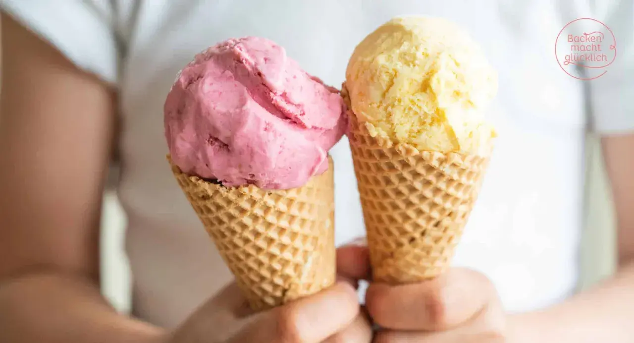 Zwei Eiswaffeln mit frucht eis: eine rosa und eine gelbe Kugel.