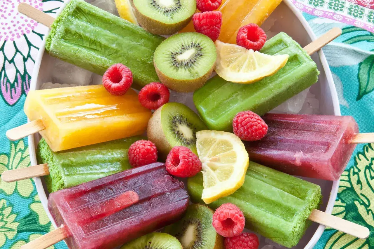 Bunte Fruchteis-Sorten, perfekt zum Wassereis selber machen. Mit Kiwi, Himbeeren und Zitrone.