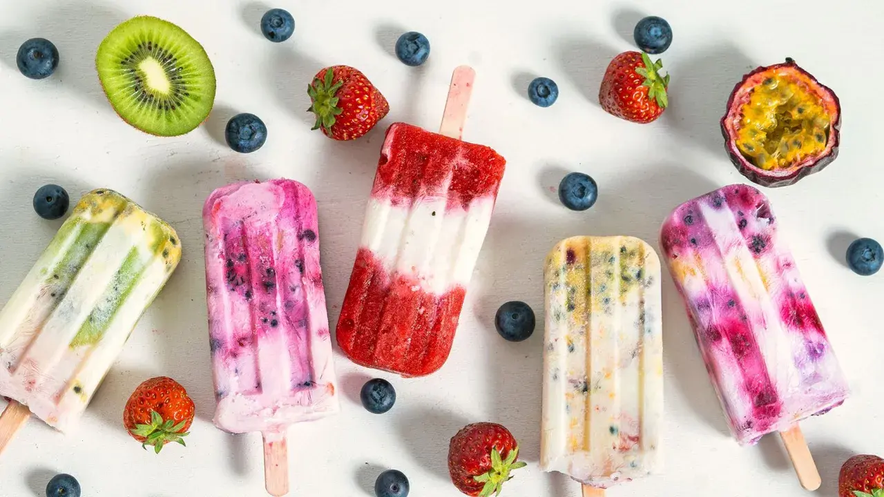 Bunte Eis-Sorten mit Kiwi, Beeren und Maracuja. Ein erfrischender Genuss für heiße Tage.