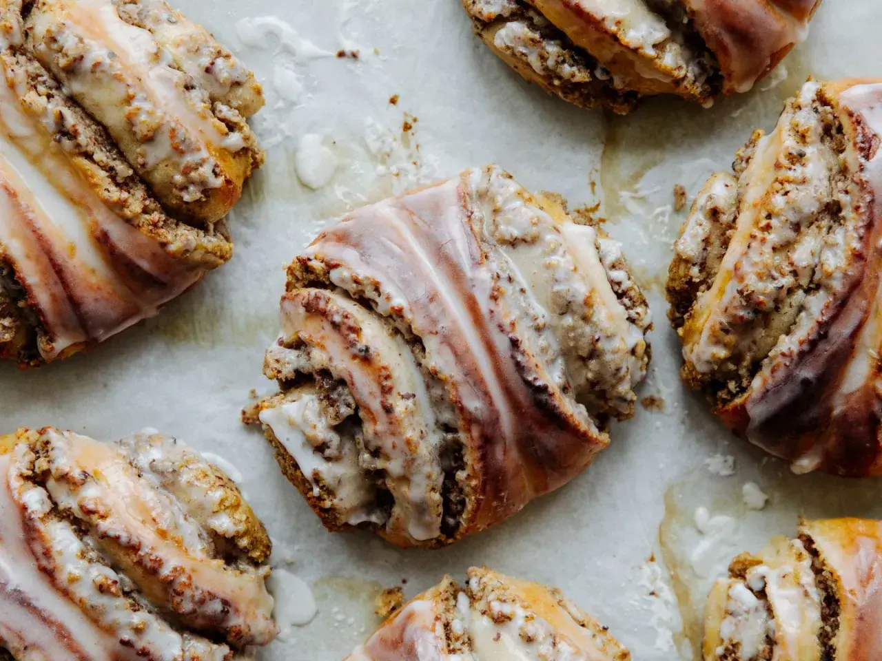 Leckere Nussschnecken mit Zuckerguss, perfekt für ein gemütliches Frühstück. Dieses Nussschnecken Rezept ist ein Genuss!