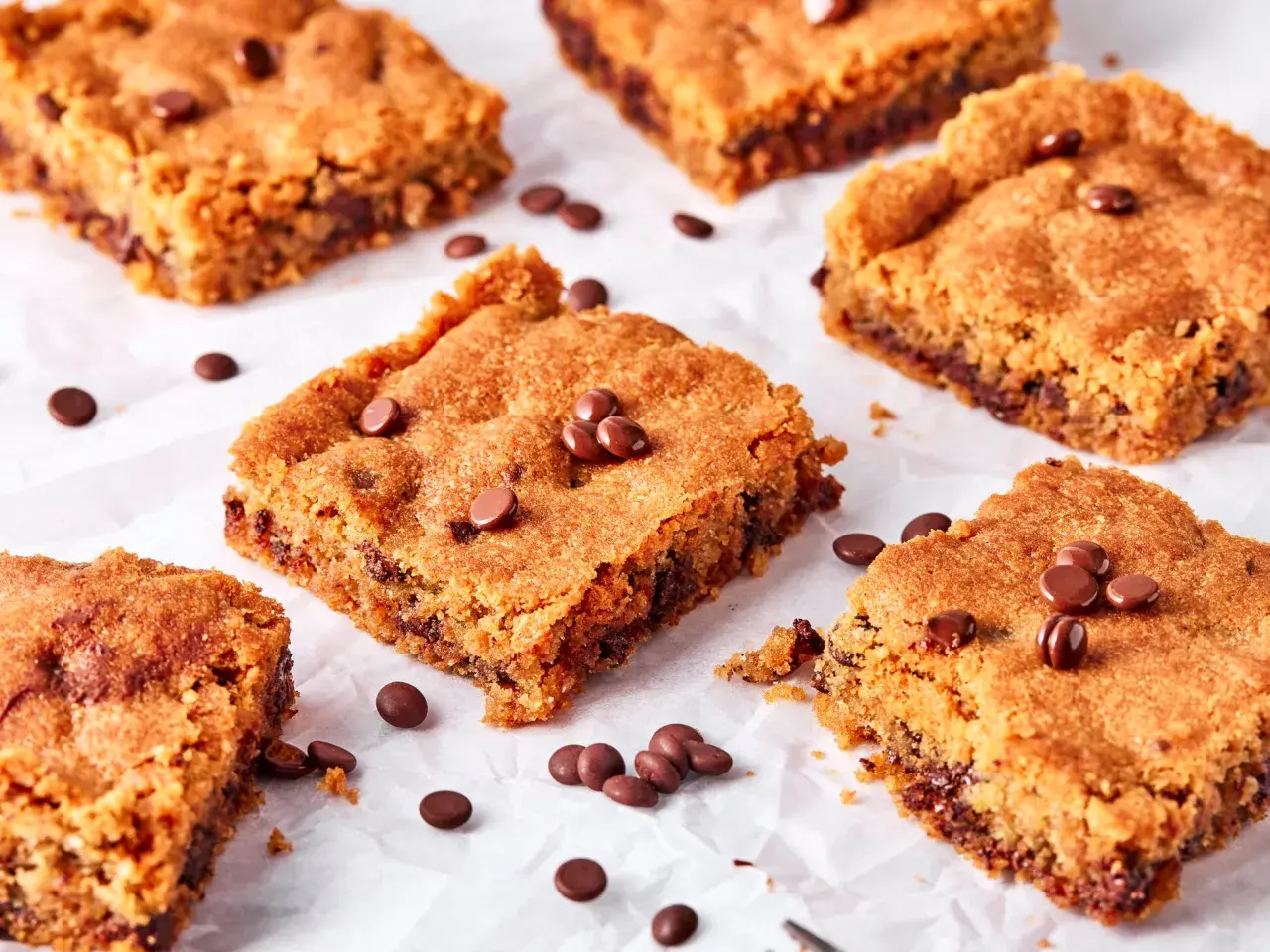 Saftige Blondies mit Schokostückchen, perfekt für Ihr nächstes blondies rezept. Goldbraun gebacken und unwiderstehlich lecker.