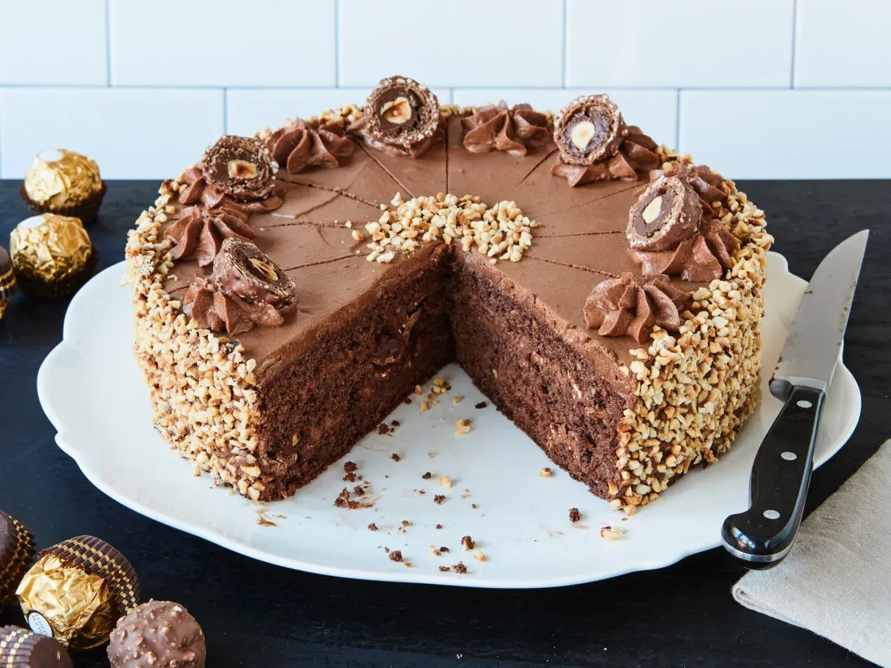Schokoladentorte mit gehackten Nüssen und Ferrero Rocher Kugeln, eine köstliche Rocher Torte.