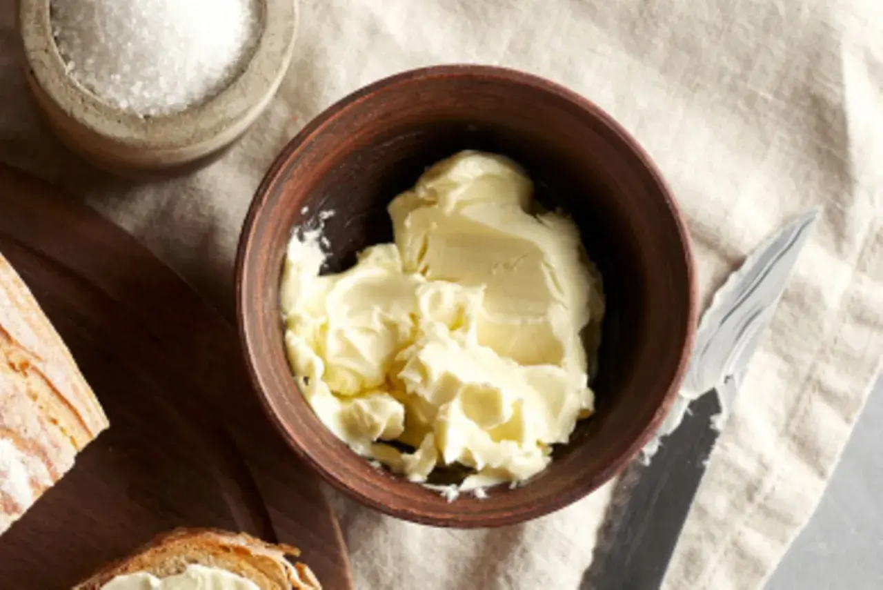 Frisch gemachte Butter in einer Schale, bereit zum Genuss. So einfach kann Butter selber machen sein!