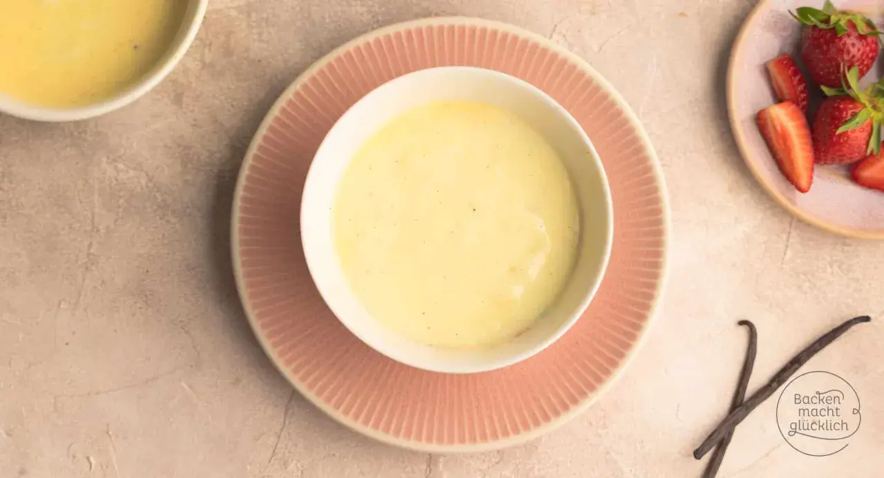 Cremiger Vanillepudding, perfekt zum vanillepudding selber machen. Dazu frische Erdbeeren und Vanilleschoten.
