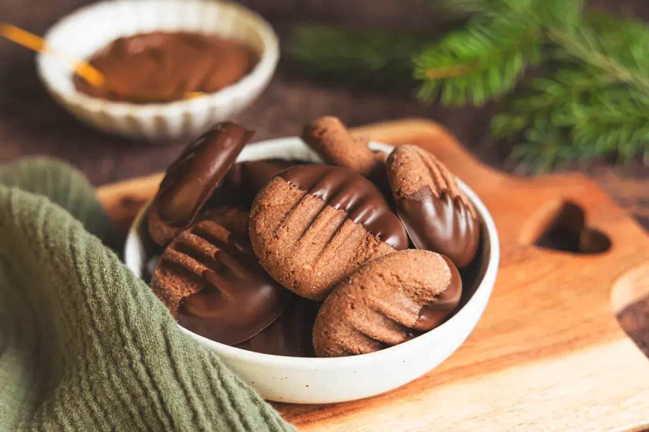 Schokoladige Nutella Cookies in einer Schale, bereit zum Genießen.