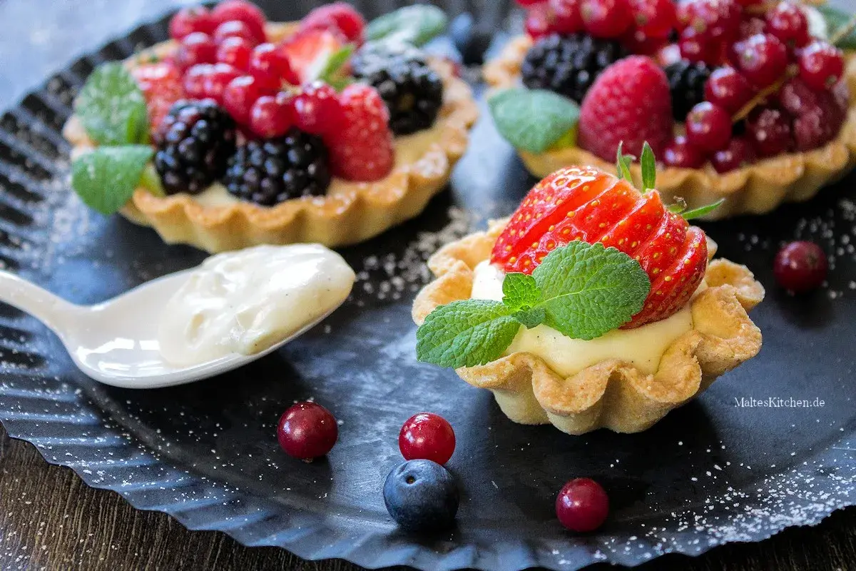 Frische Beeren-Tartelettes mit Vanillecreme, ein köstliches Rezept für süße Momente.