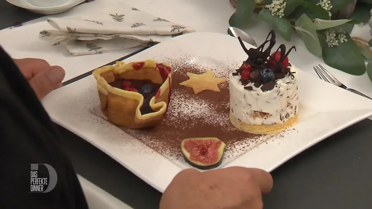 Omas eistorte: eine zarte Eistorte mit Schokostückchen, Beeren und einem Keksstern, daneben ein Körbchen mit Früchten.