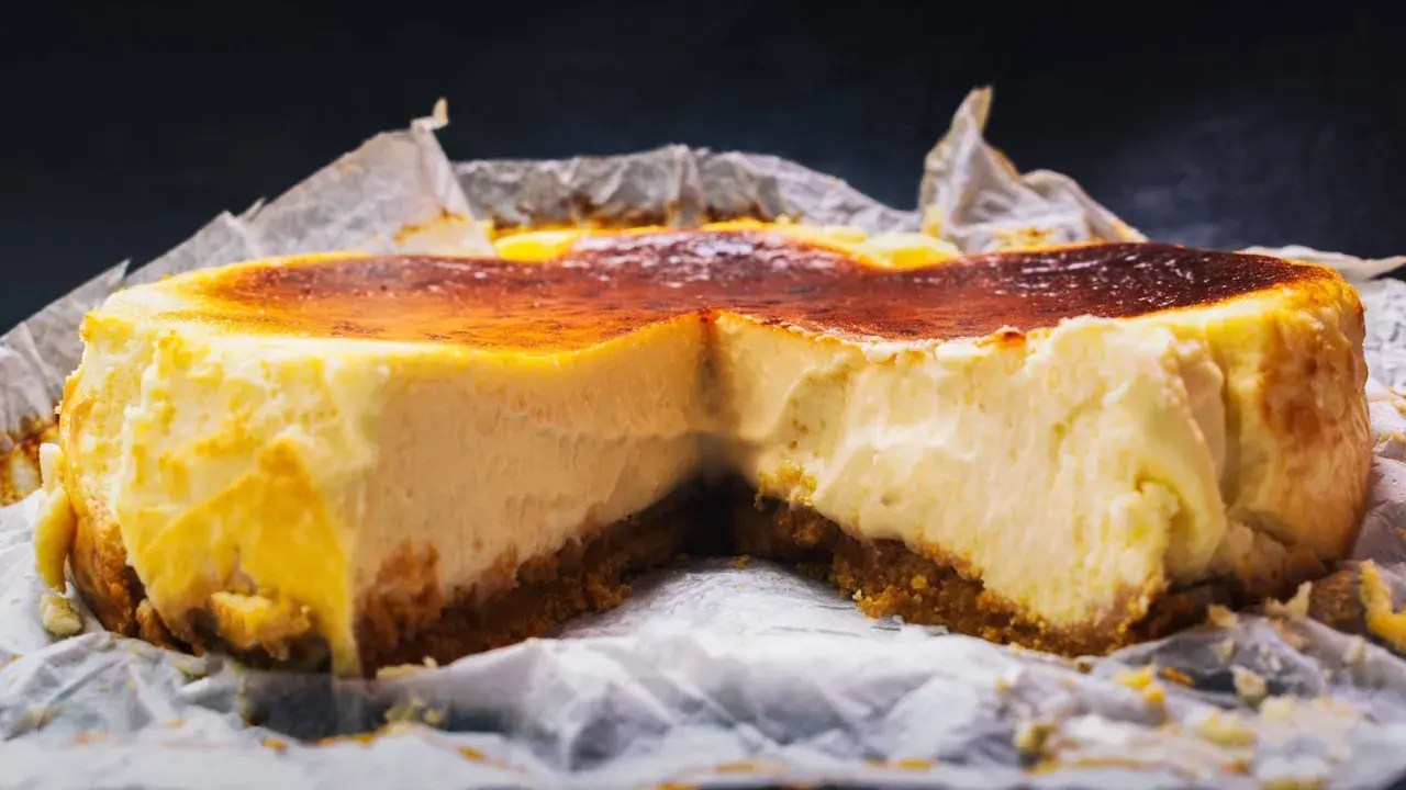 Ein cremiger Käsekuchen mit karamellisierter Kruste, perfekt für jedes cheesecake rezept.