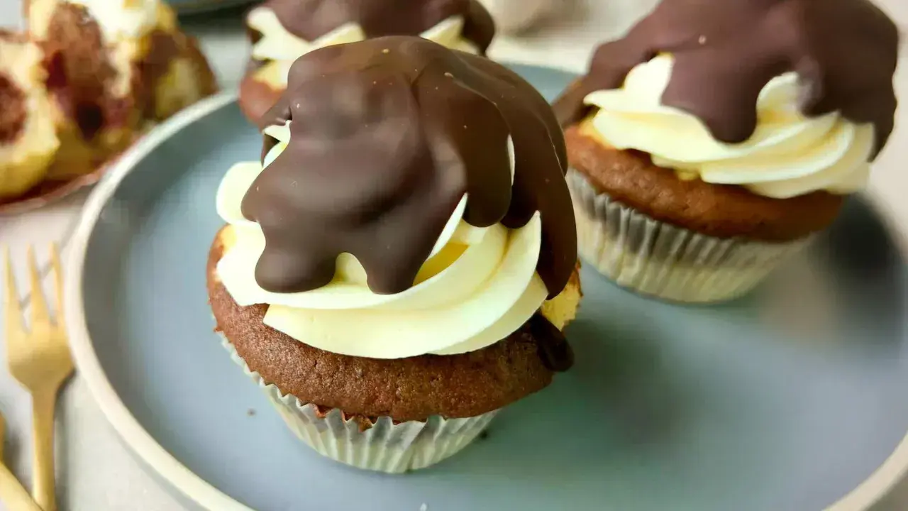 Schokoladen-Muffins mit cremiger Füllung und dunkler Schokoladenglasur, die an Donauwellen-Muffins erinnern.