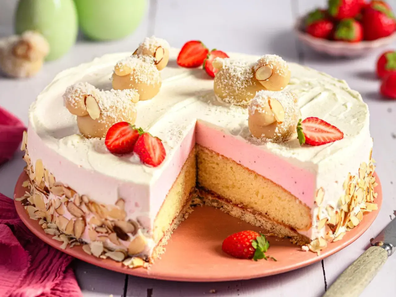 Leckere Ostertorte mit Marzipanschäfchen, Erdbeeren und Mandelsplittern. Ein tolles Ostertorte Rezept für das Fest.