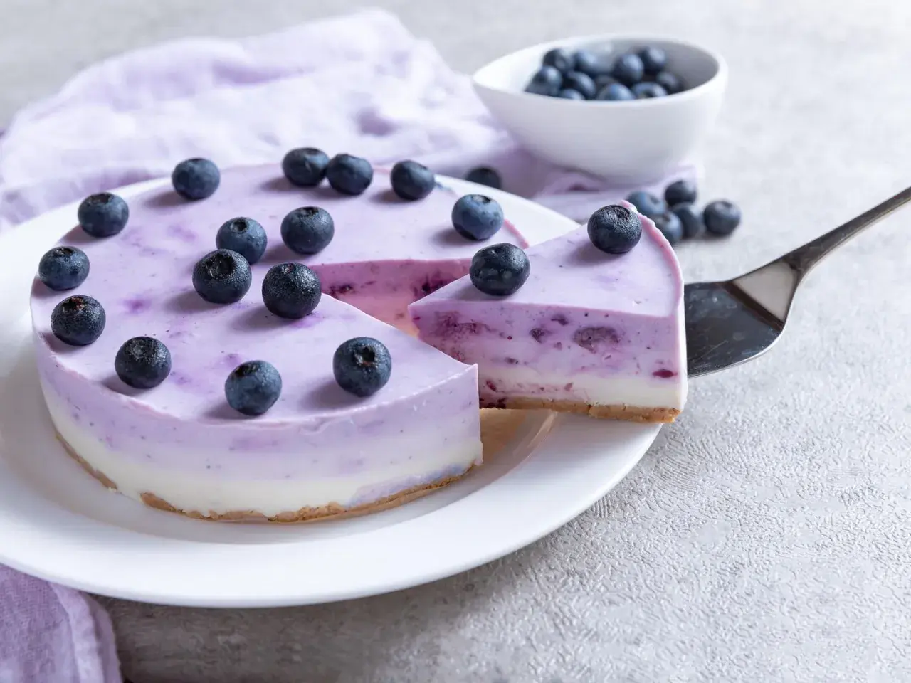 Himbeer Joghurt Torte mit frischen Blaubeeren, ein köstlicher Genuss.