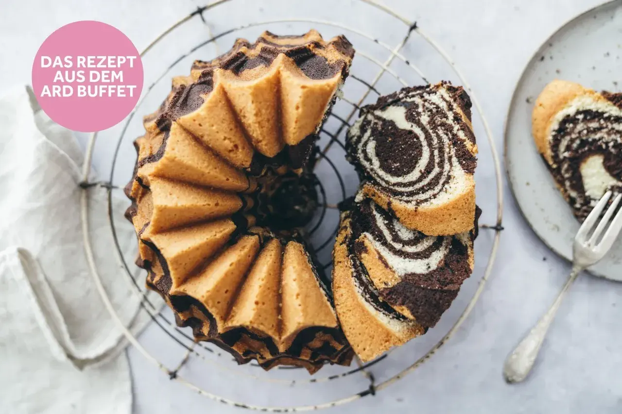 Ein köstlicher Zebrakuchen, perfekt für das nächste Kaffeekränzchen. Hier ist das Zebrakuchen Rezept!