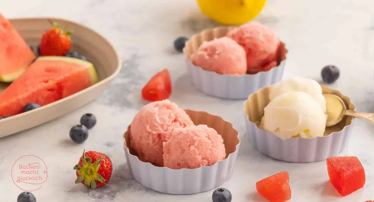 Erfrischende Sorbet Rezepte: Wassermelone, Erdbeer & Zitrone in Schälchen, garniert mit frischen Beeren und Fruchtstücken.
