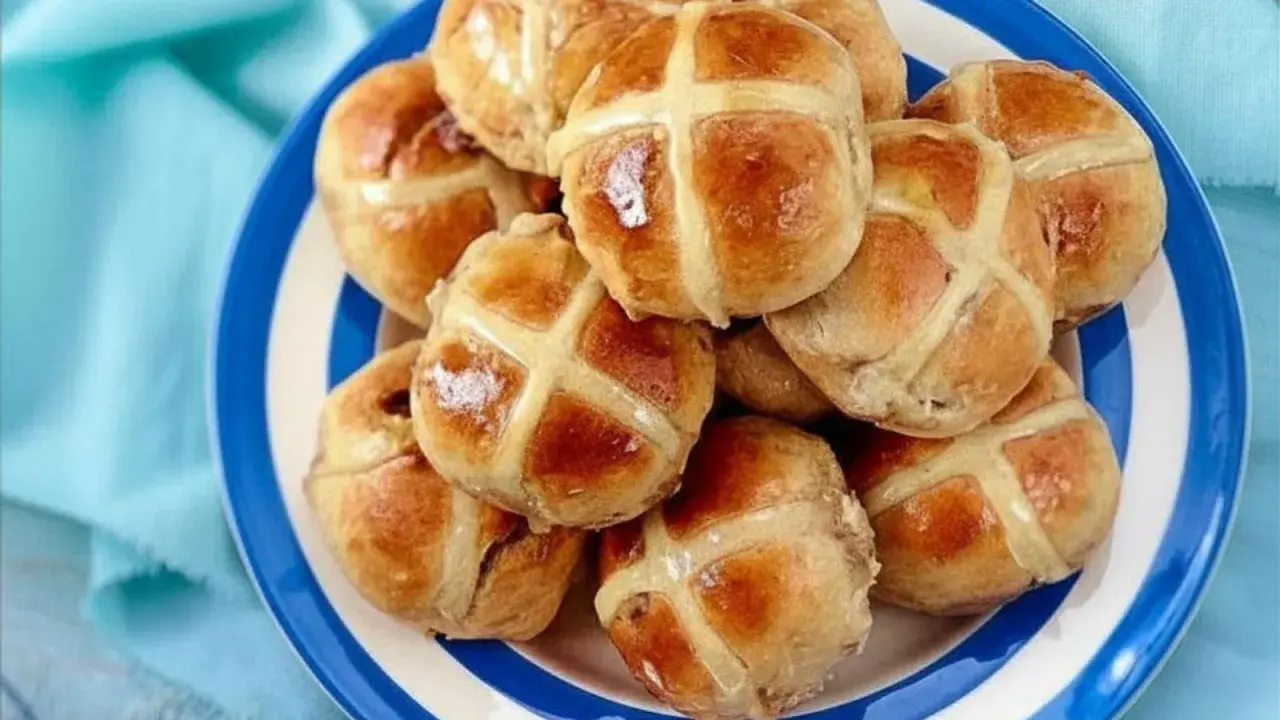 Ein Teller voller goldbrauner Hot Cross Buns, bereit zum Genießen.