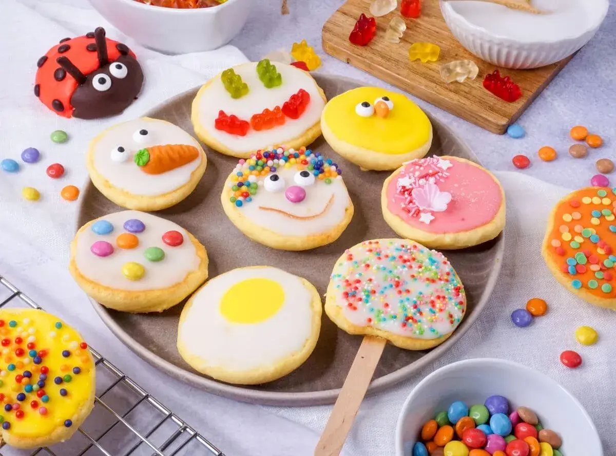 Bunte Kekse, inspiriert von einem amerikanischen Rezept, mit lustigen Gesichtern, Marienkäfern und Gummibärchen.