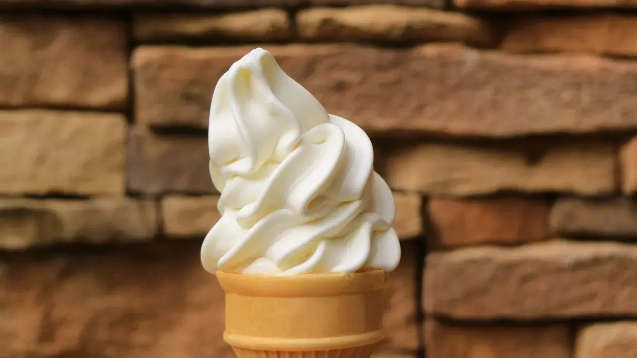 Cremiges Eis wie Sahne im Waffelhörnchen, perfekt für ein einfaches Eis wie Sahne Rezept.