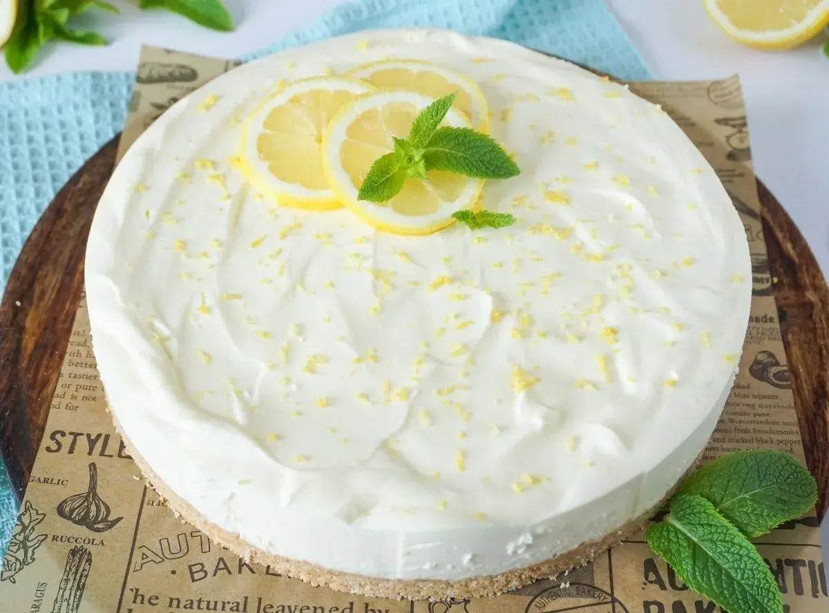 Cremige Mascarpone Torte mit Zitronenscheiben und Minze, bestreut mit Zitronenschale. Ein Genuss für jeden Anlass.