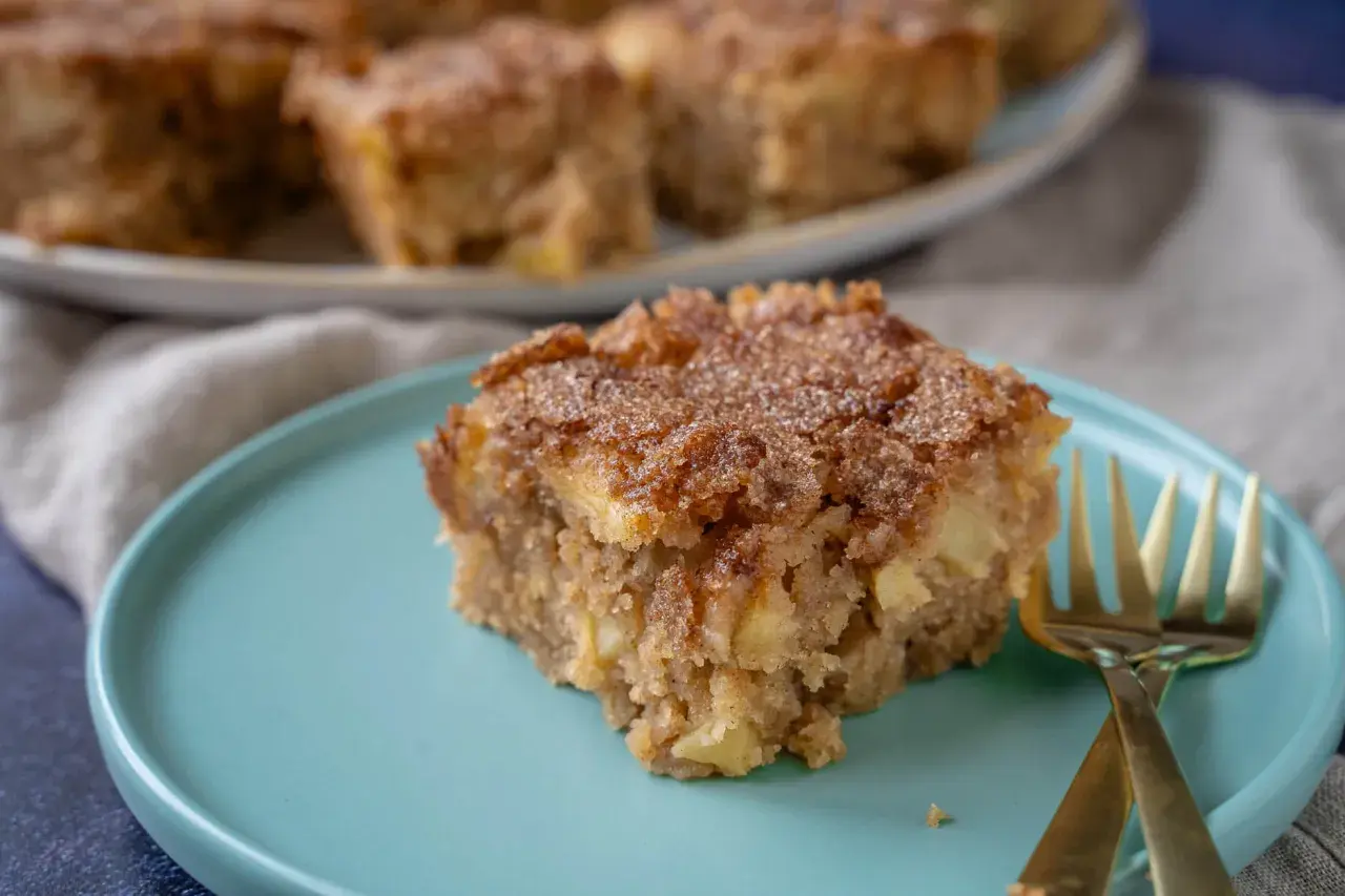 Ein Stück saftiger Apfelkuchen mit Zimtstreuseln, perfekt für ein gemütliches apfelkuchen rezept.