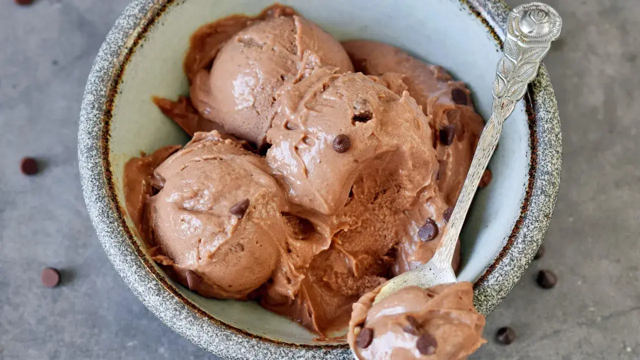 Cremiges schokoladen eis mit zartschmelzenden Schokostückchen in einer rustikalen Schale, bereit zum Genießen.
