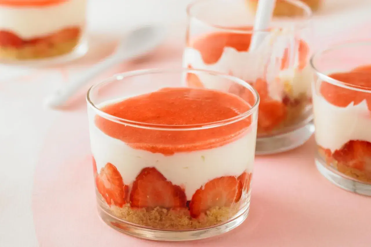 Erfrischendes Erdbeer-Dessert im Glas mit frischen Erdbeeren, cremiger Schicht und fruchtigem Topping. Ein Genuss für Augen und Gaumen.