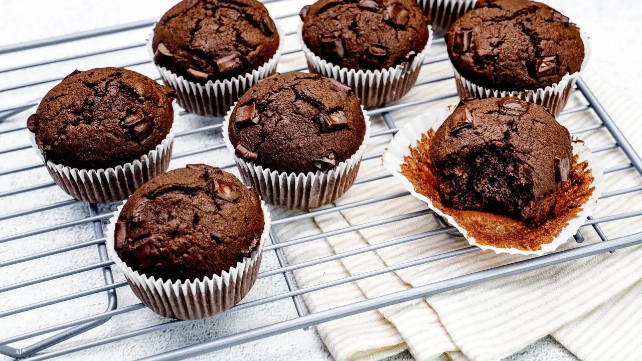 Schokoladenmuffins mit Schokostückchen, perfekt für einen Kindergeburtstag. Einer wurde schon probiert!