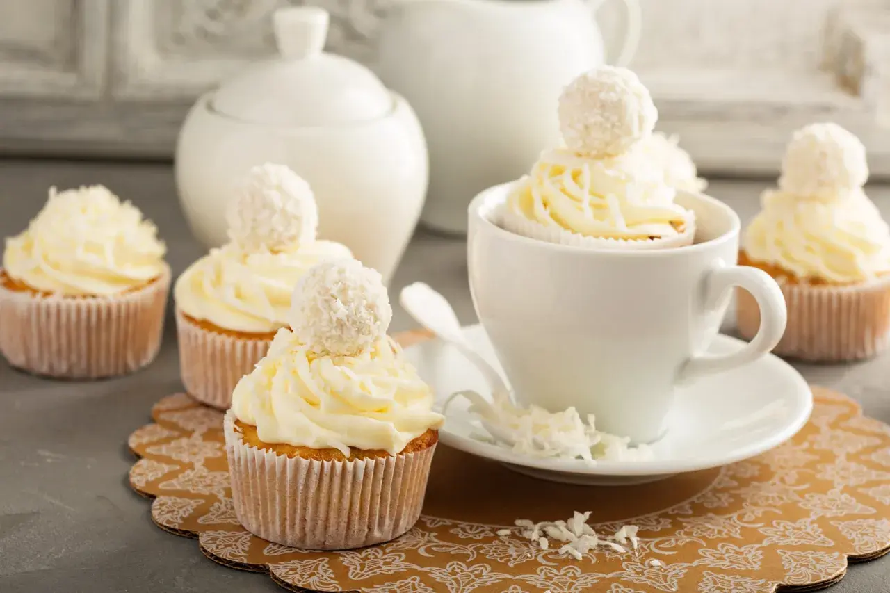 Köstliche Cupcakes mit cremiger Buttercreme und Kokosraspeln. Ein einfaches buttercreme rezept für süße Momente.