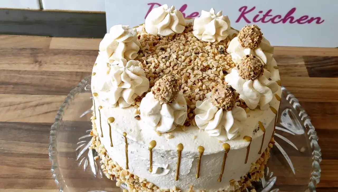 Eine köstliche Giotto Torte, verziert mit Nüssen, Sahnetupfern und Schokokugeln, bereit zum Genießen.