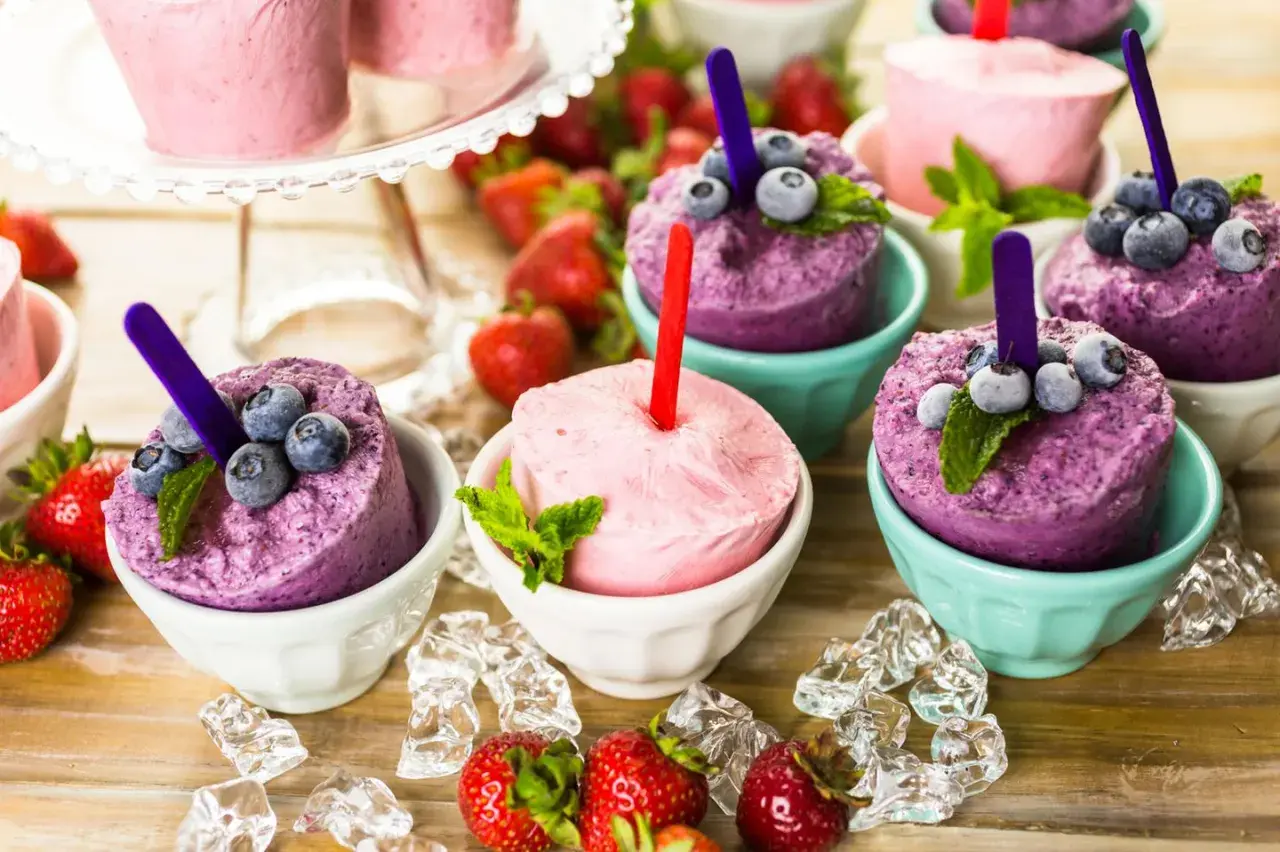 Erfrischende Fruchteis-Kreationen, die Lust machen, crème double selber machen. Blaubeer- und Erdbeer-Varianten mit frischen Beeren und Minze.