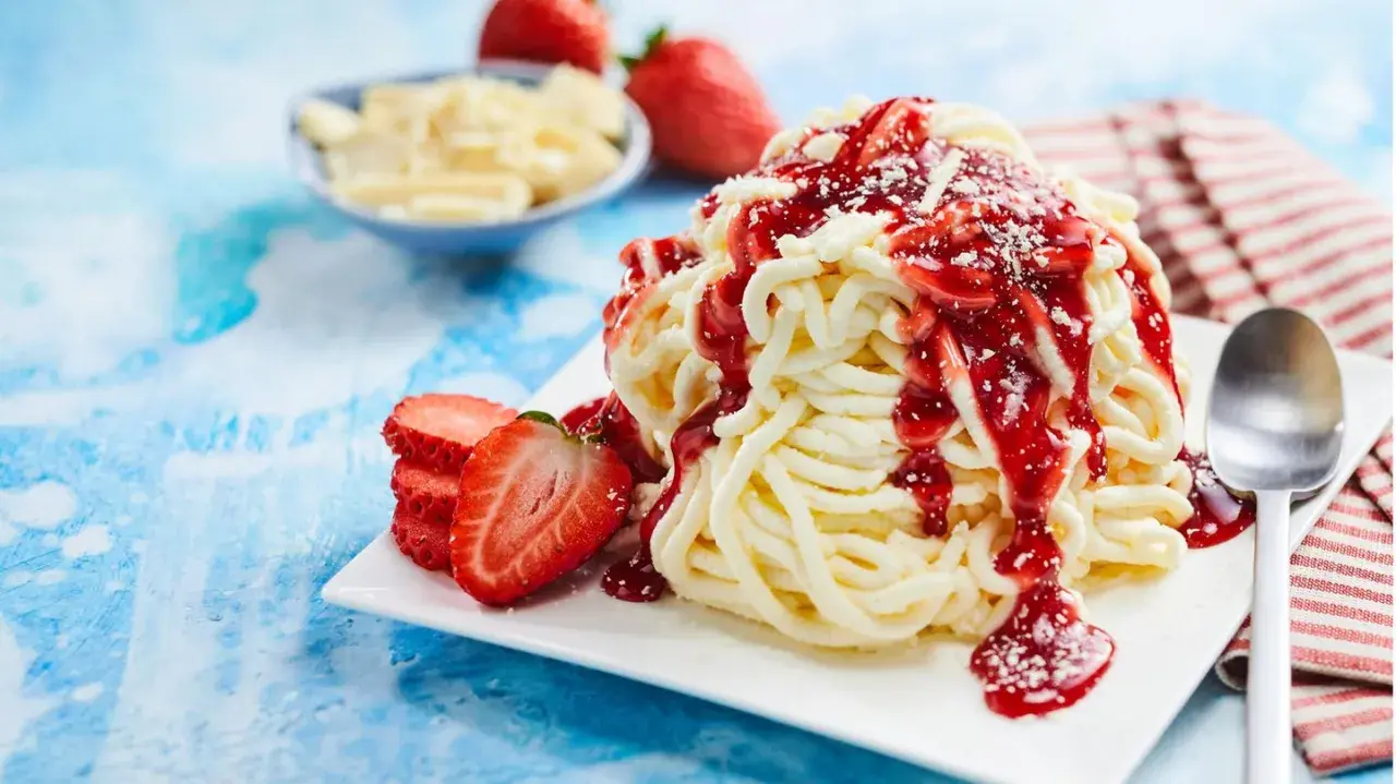 Spaghetti-Eis selber machen mit Kartoffelpresse: Cremiges Vanilleeis mit Erdbeersoße und frischen Erdbeeren. Ein süßer Genuss!