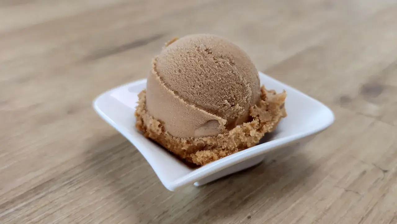 Ein Löffel cremiges Cola-Eis, perfekt für alle, die Eis selber machen wollen.
