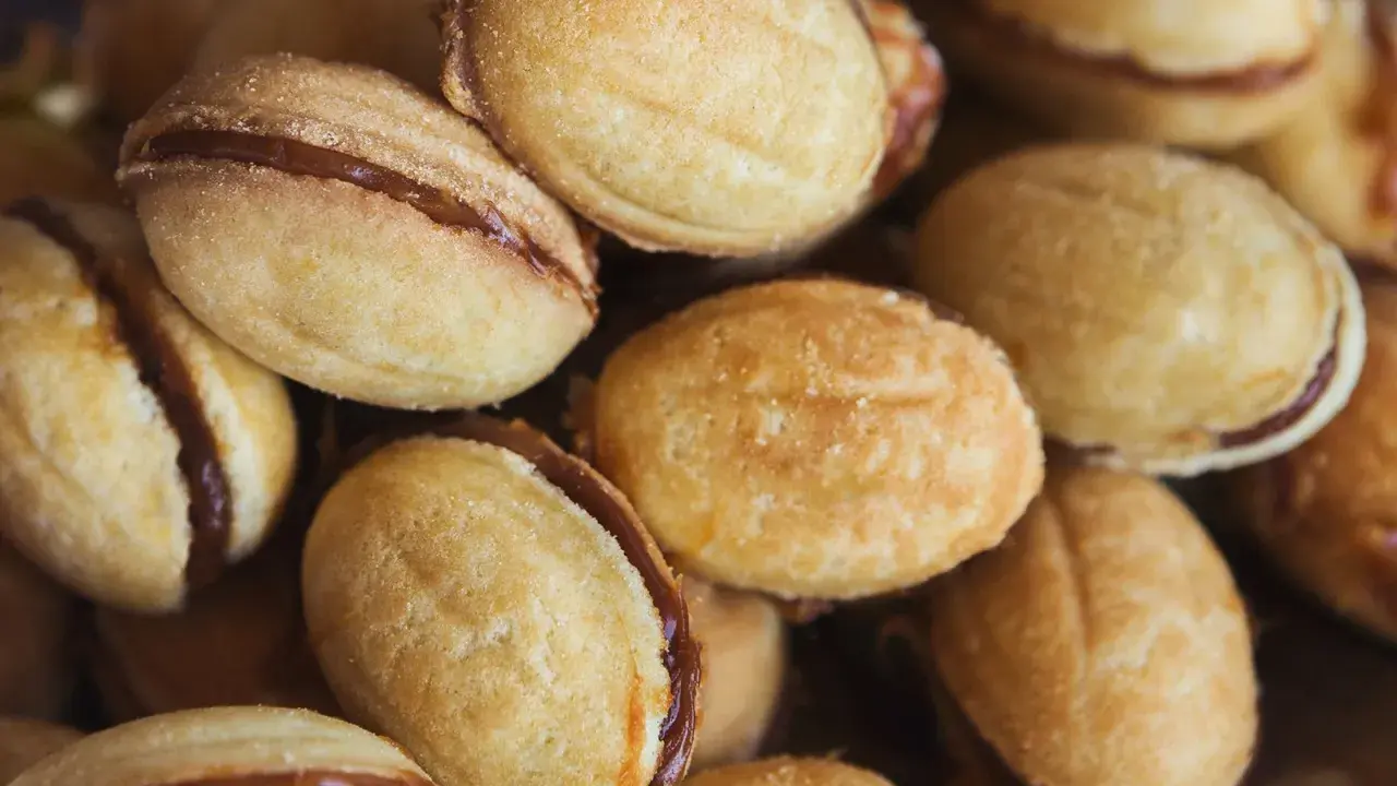 Nahaufnahme von Oreschki Keksen, gefüllt mit süßer Kondensmilch. Ein köstliches Oreschki Rezept zum Nachbacken.