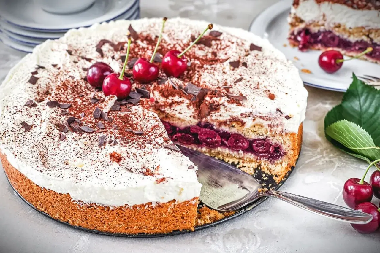 Ein saftiger Feuerwehrkuchen mit Kirschen, Sahne und Schokostreuseln. Dieses Rezept ist ein Genuss!