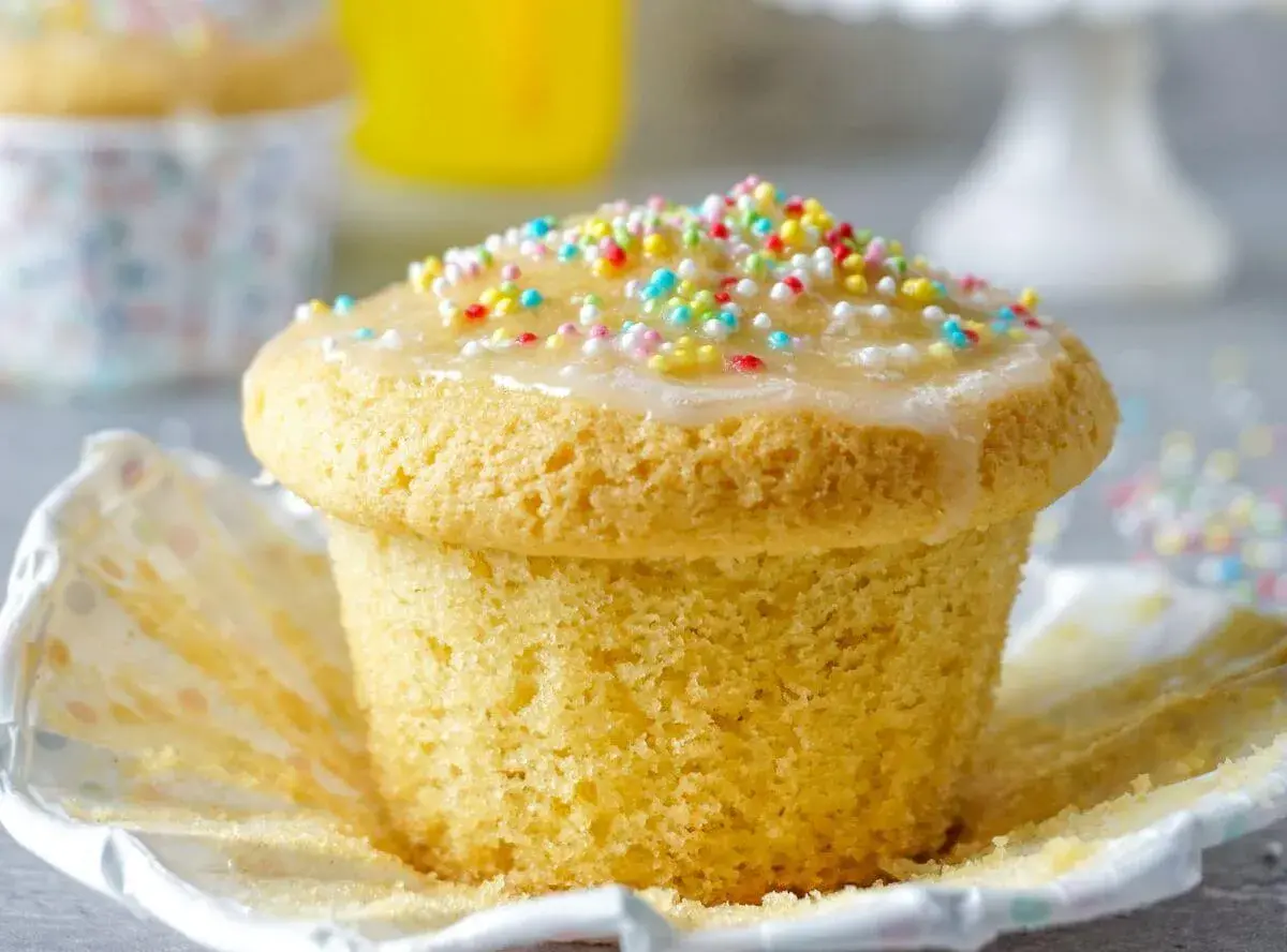 Ein Fanta Muffin mit Zuckerguss und bunten Streuseln, bereit zum Genießen.