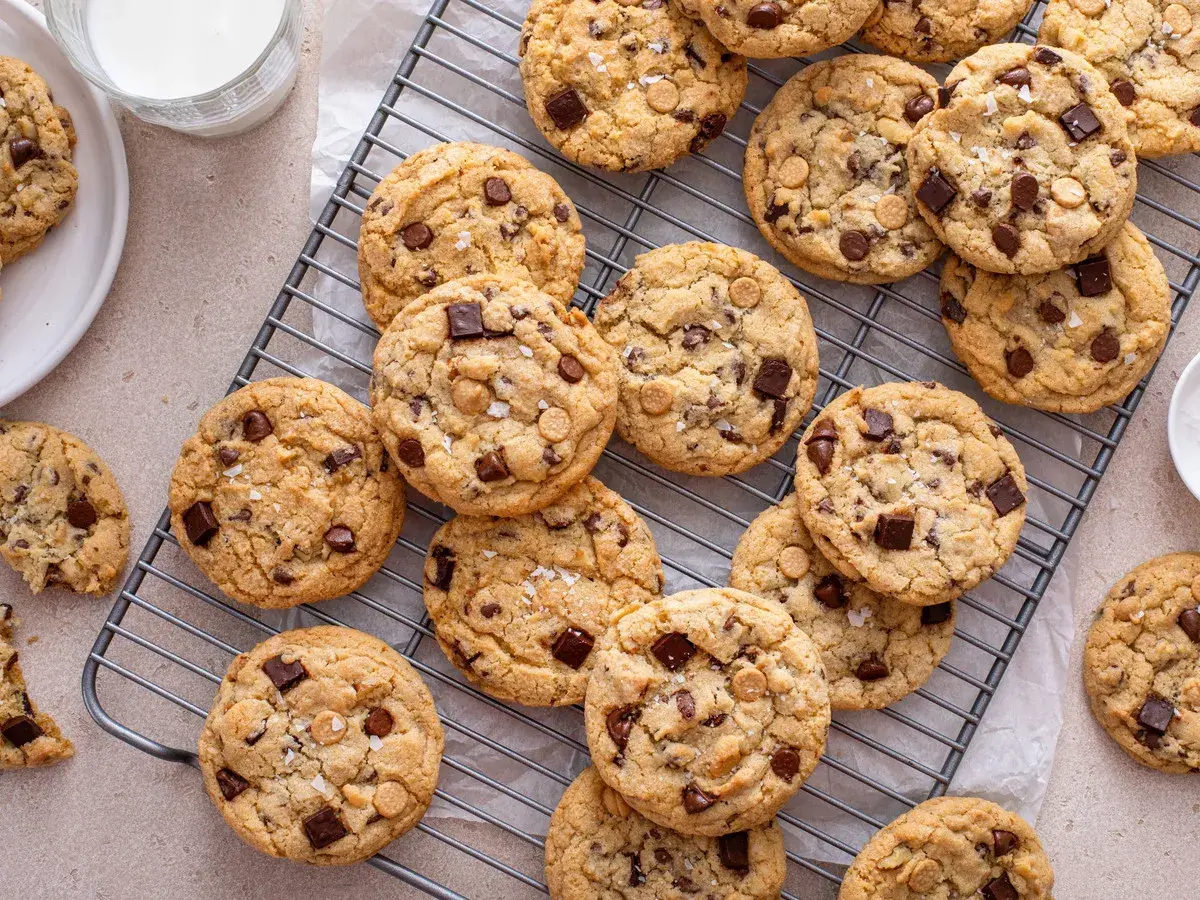 Frisch gebackene Chocolate Chip Cookies, perfekt zum selber machen. Mit Meersalzflocken bestreut, verlocken sie zum sofortigen Genuss.