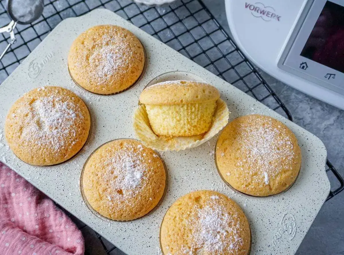 Leckere Muffins, frisch aus dem Thermomix, mit Puderzucker bestäubt.