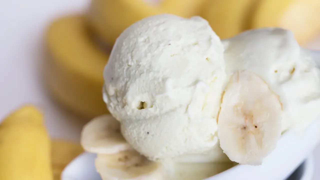 Cremiges Bananen Eis mit frischen Bananenscheiben, ein Genuss für heiße Tage.