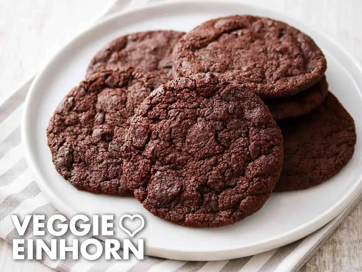 Saftige, schokoladige vegane Kekse auf einem Teller. Perfekt für alle, die auf tierische Produkte verzichten möchten.