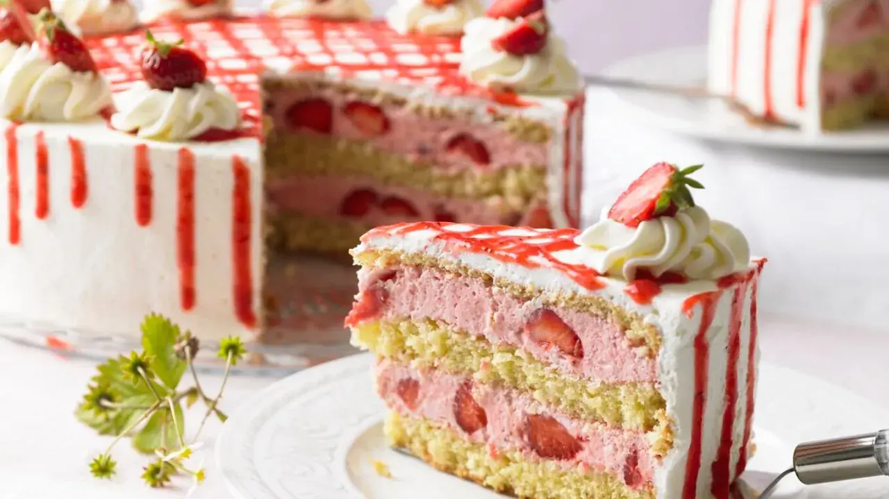 Saftige Erdbeertorte mit viel frischer Erdbeercreme und Biskuitböden. Ein köstliches Erdbeertorte Rezept für jeden Anlass.