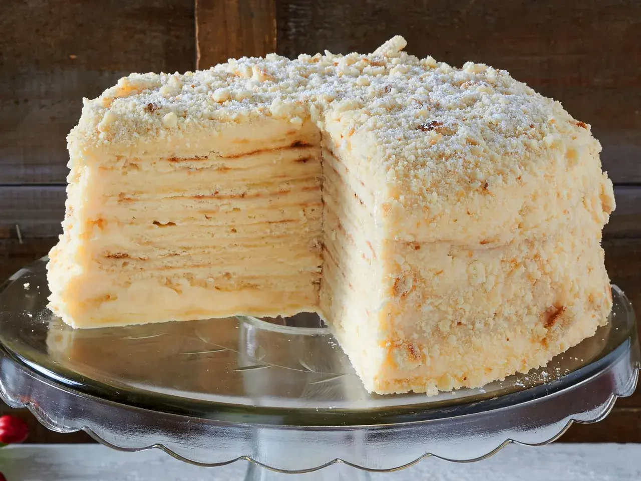 Schichtkuchen mit vielen dünnen Teigplatten und cremiger Füllung, bestreut mit Krümeln. Ein köstlicher Napoleon Torte.