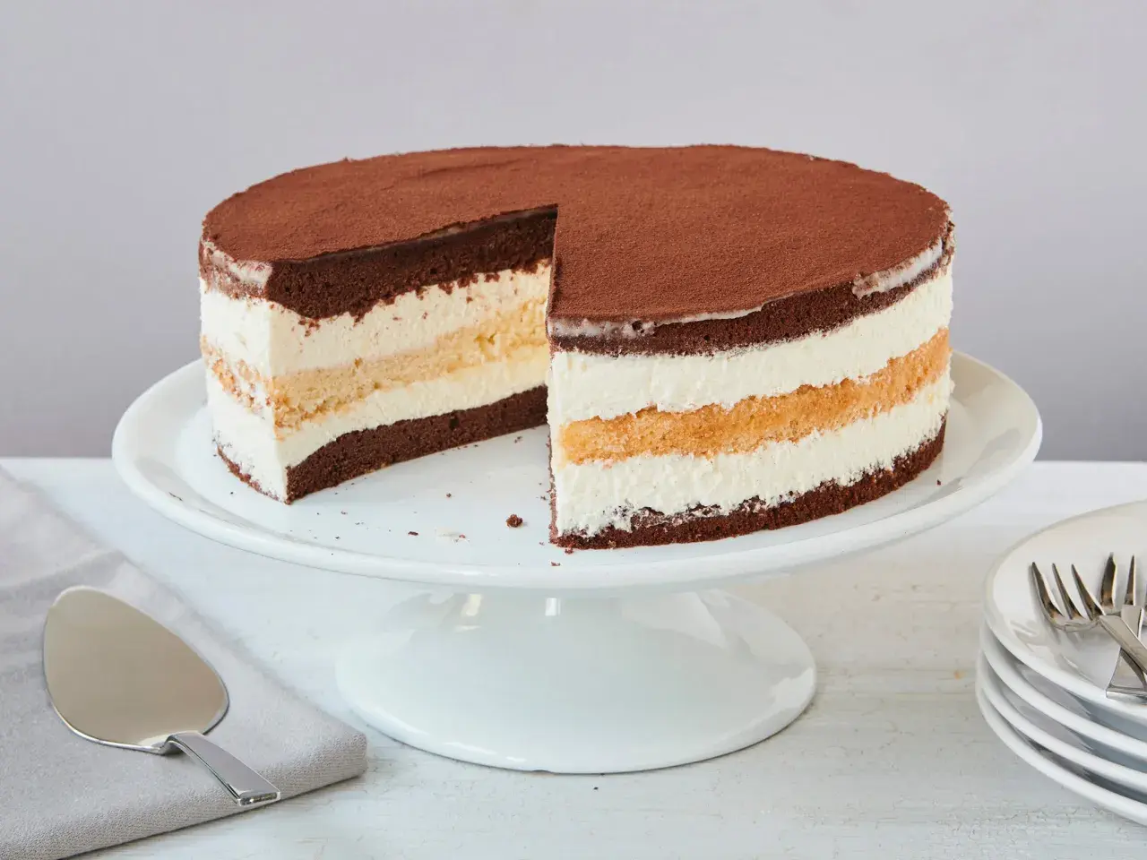 Schokoladenkuchen mit drei Schichten Creme und Kakao bestäubt, perfekt für eine 3-Tage-Torte.