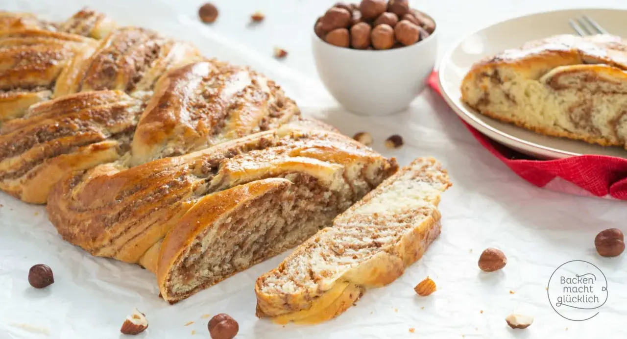 Ein goldbrauner Nusszopf, frisch gebacken, mit einer köstlichen Nussfüllung. Dieses Nusszopf Rezept ist ein Genuss!