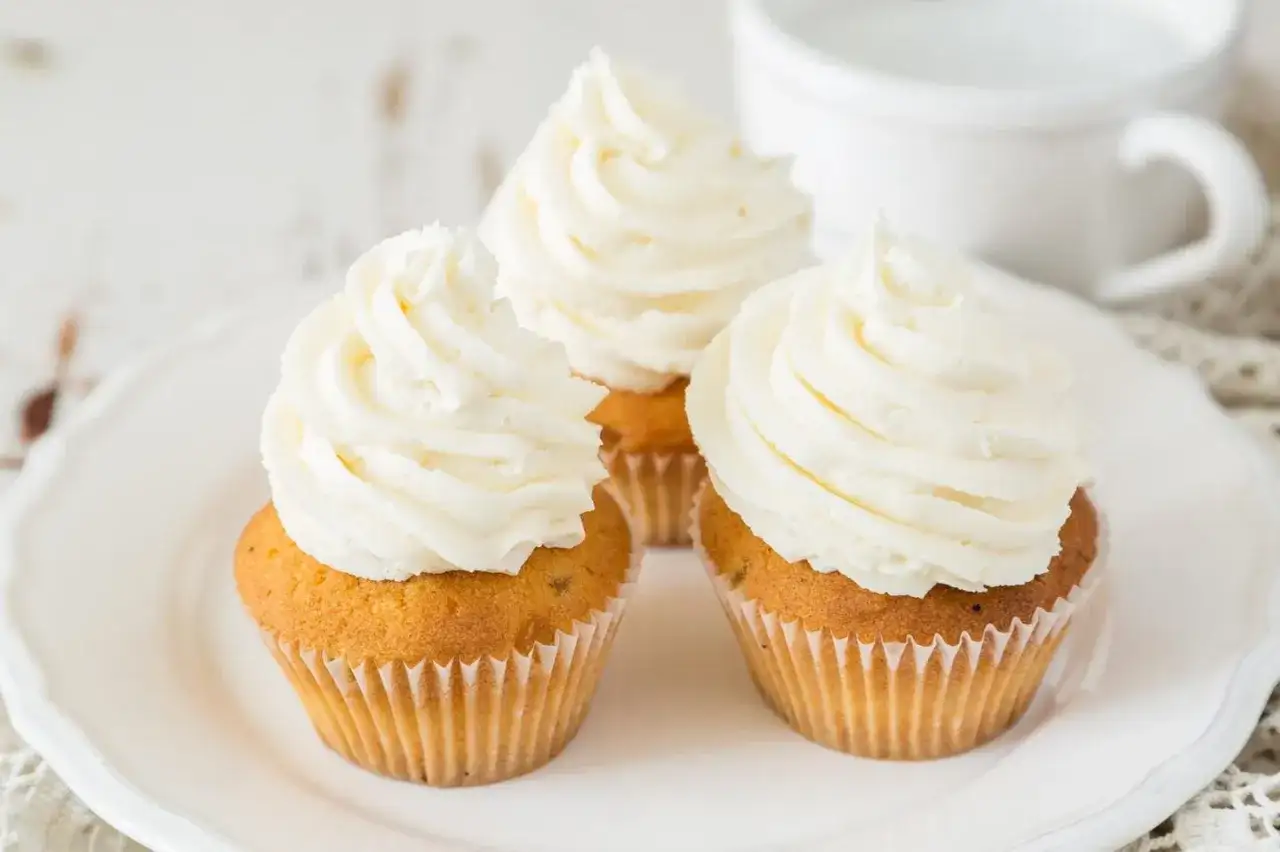 Drei Cupcakes mit cremiger Buttercreme, perfekt für ein einfaches Frosting Rezept.