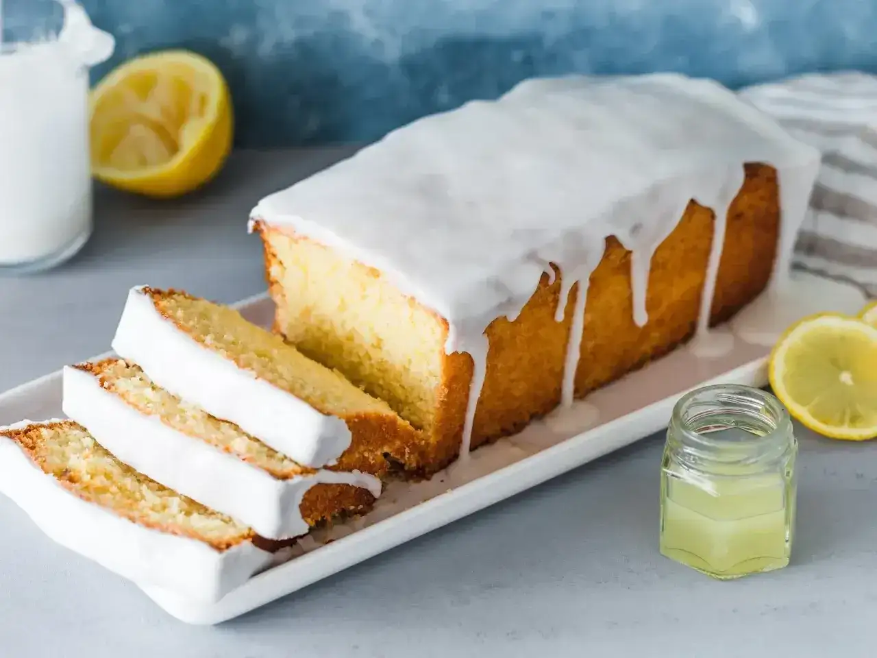 Saftiger Zitronenkuchen mit Zuckerguss, perfekt für Ihr nächstes zitronenkuchen rezept. Frisch geschnitten und mit Zitronenscheiben garniert.