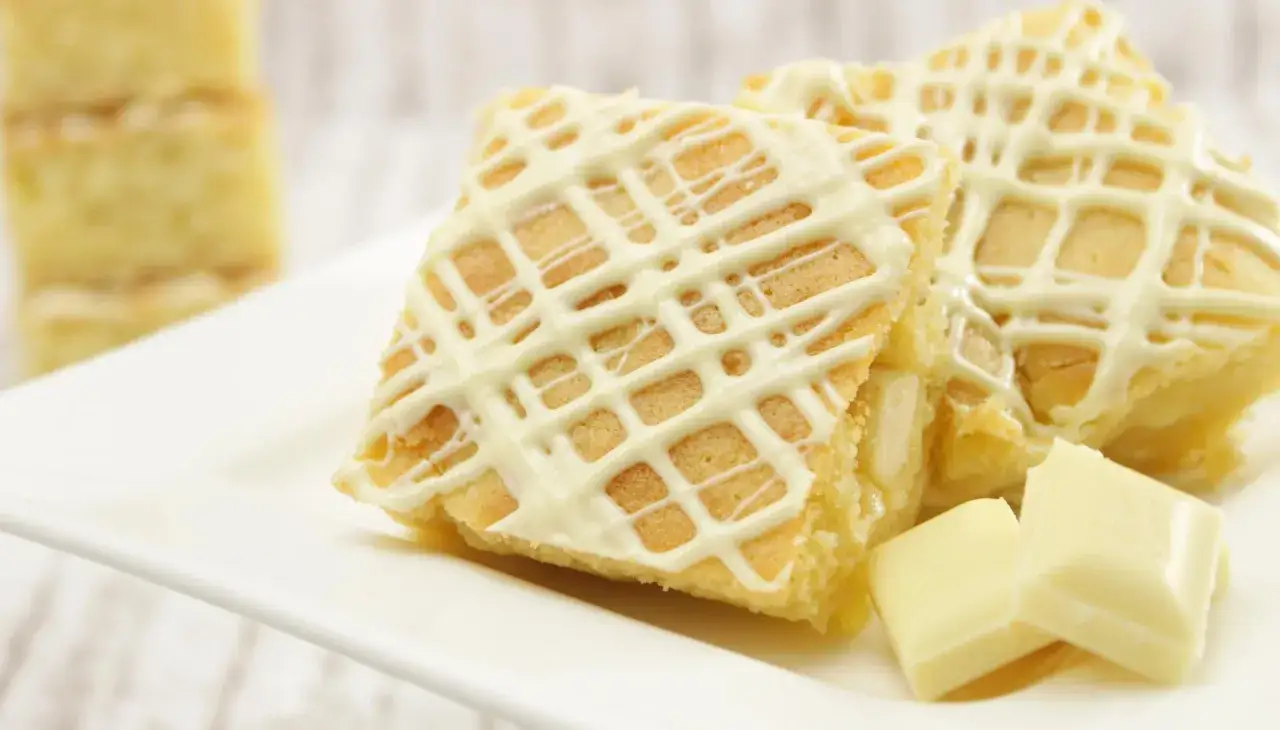 Zarte Blondies mit weißer Schokolade, ein köstliches Rezept für süße Momente.